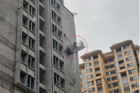 突发吊篮钢丝绳突然断裂两名工人被困30米高空